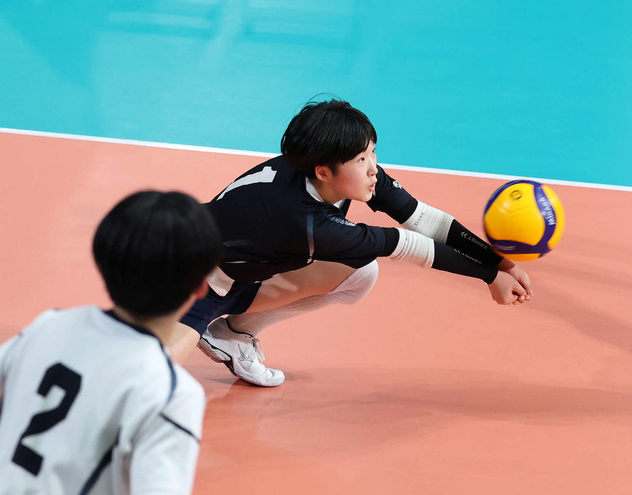 細田学園対就実　第3セット、レシーブする就実・仙波（撮影・鈴木正人）