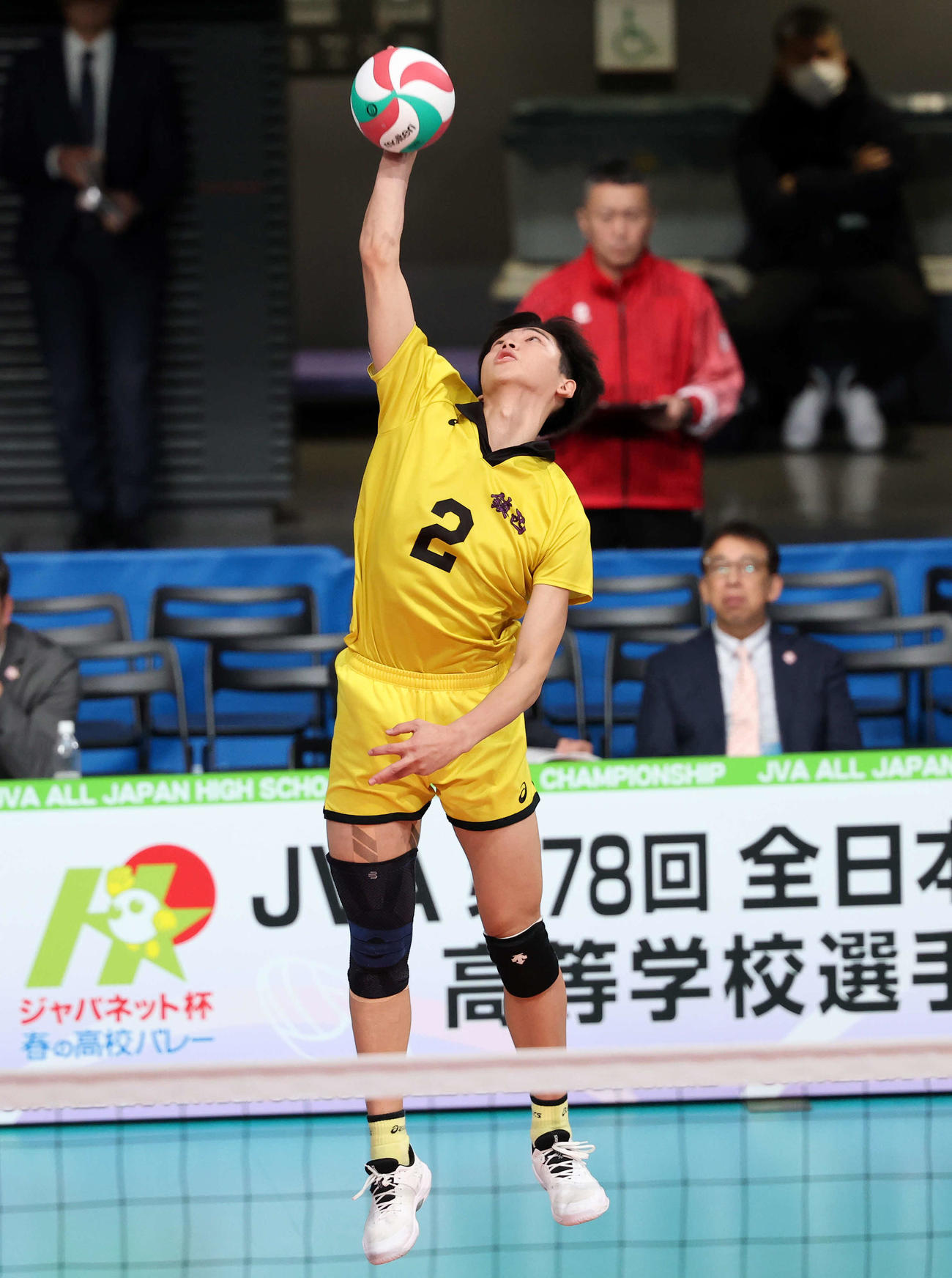 土浦日大対鎮西　第1セット、サーブを放つ鎮西・一ノ瀬（撮影・鈴木正人）