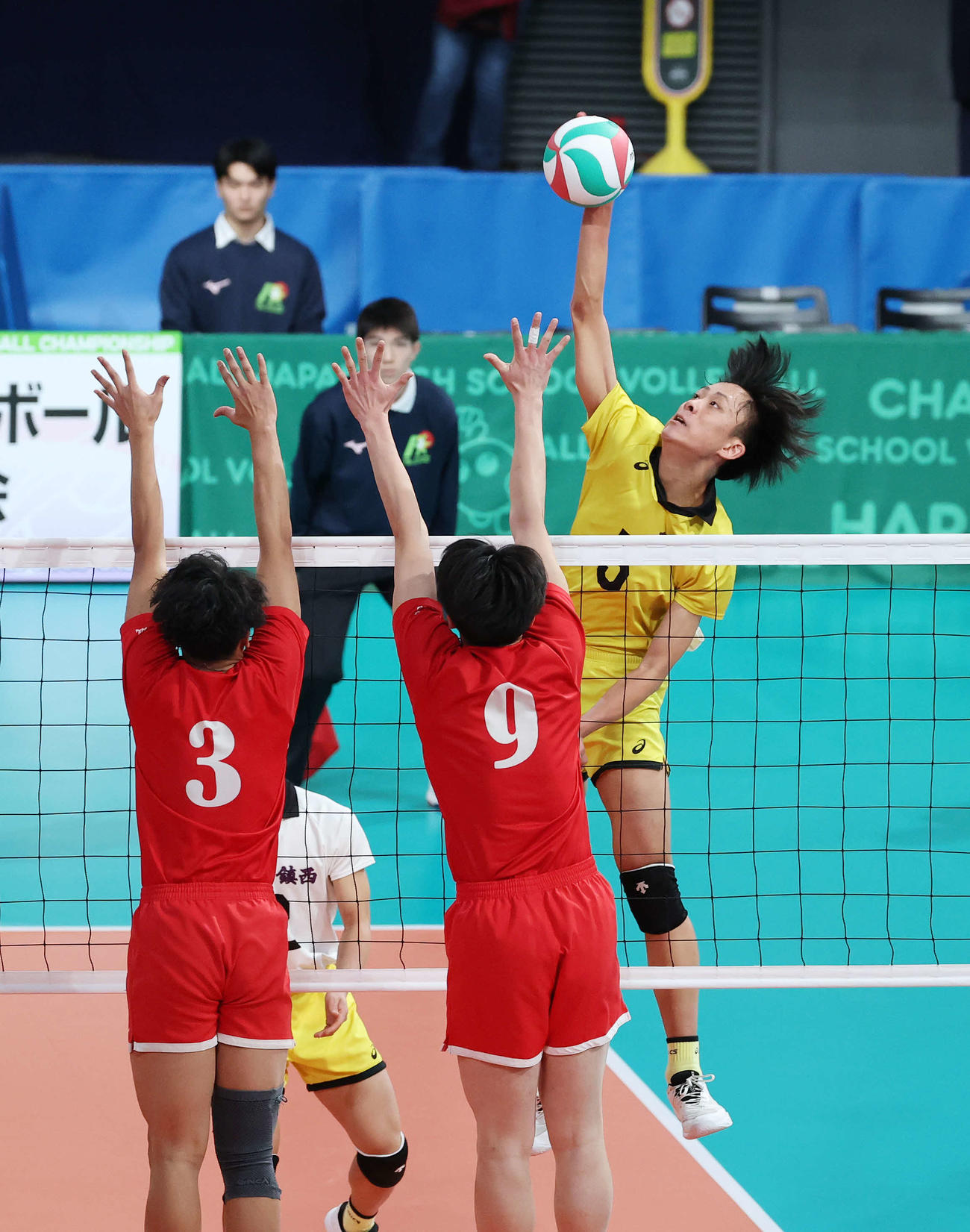 土浦日大対鎮西　第1セット、スパイクを放つ鎮西・岩下（撮影・鈴木正人）