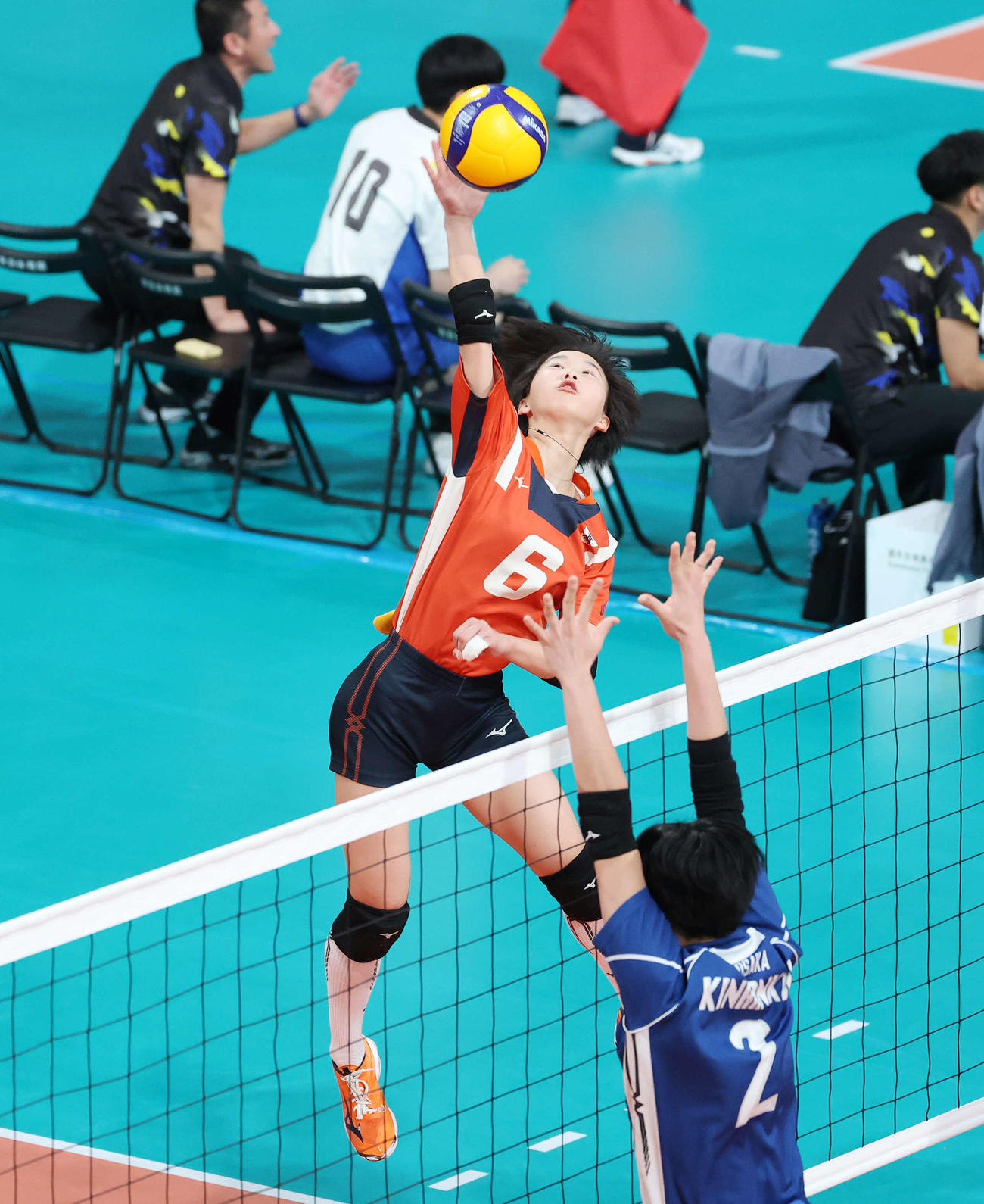 金蘭会対誠英　第2セット、スパイクを放つ誠英・阪根（撮影・鈴木正人）