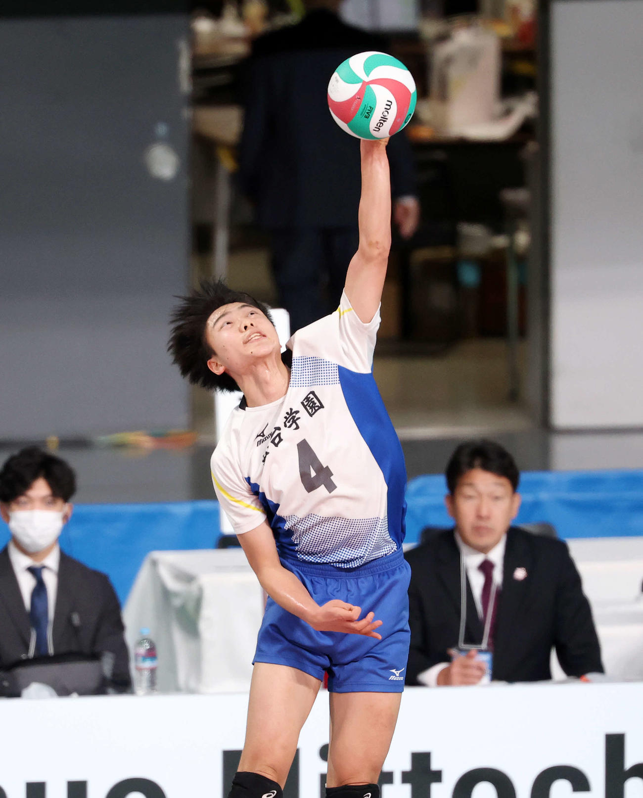 駿台学園対日本航空　第1セット、サーブを放つ駿台学園・畠（撮影・鈴木正人）