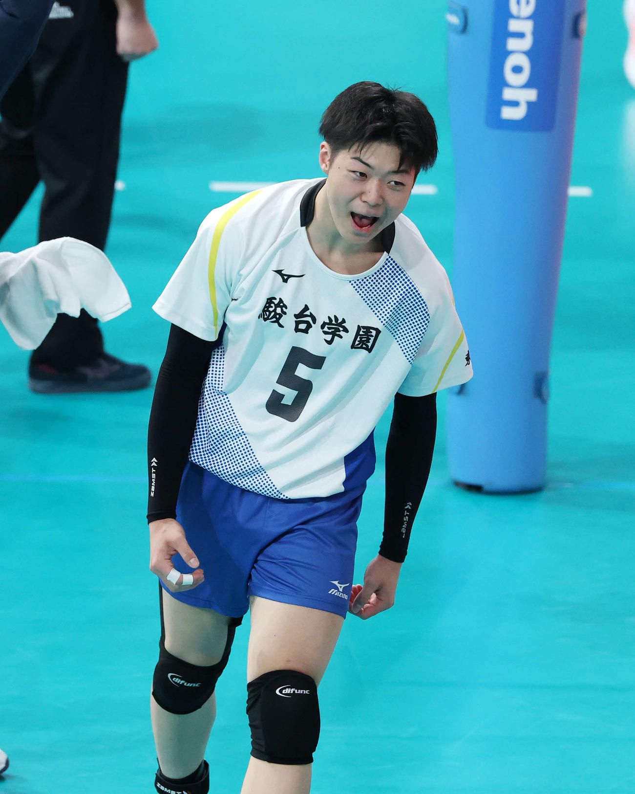 駿台学園対日本航空　第2セット、得点を奪い雄たけびを上げる駿台学園・竹内（撮影・鈴木正人）