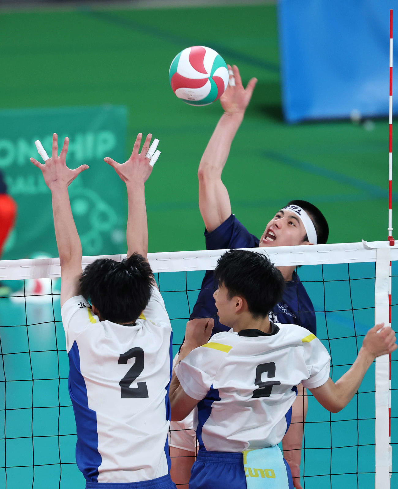 駿台学園対日本航空　第2セット、スパイクを放つ日本航空・鈴木（撮影・鈴木正人）