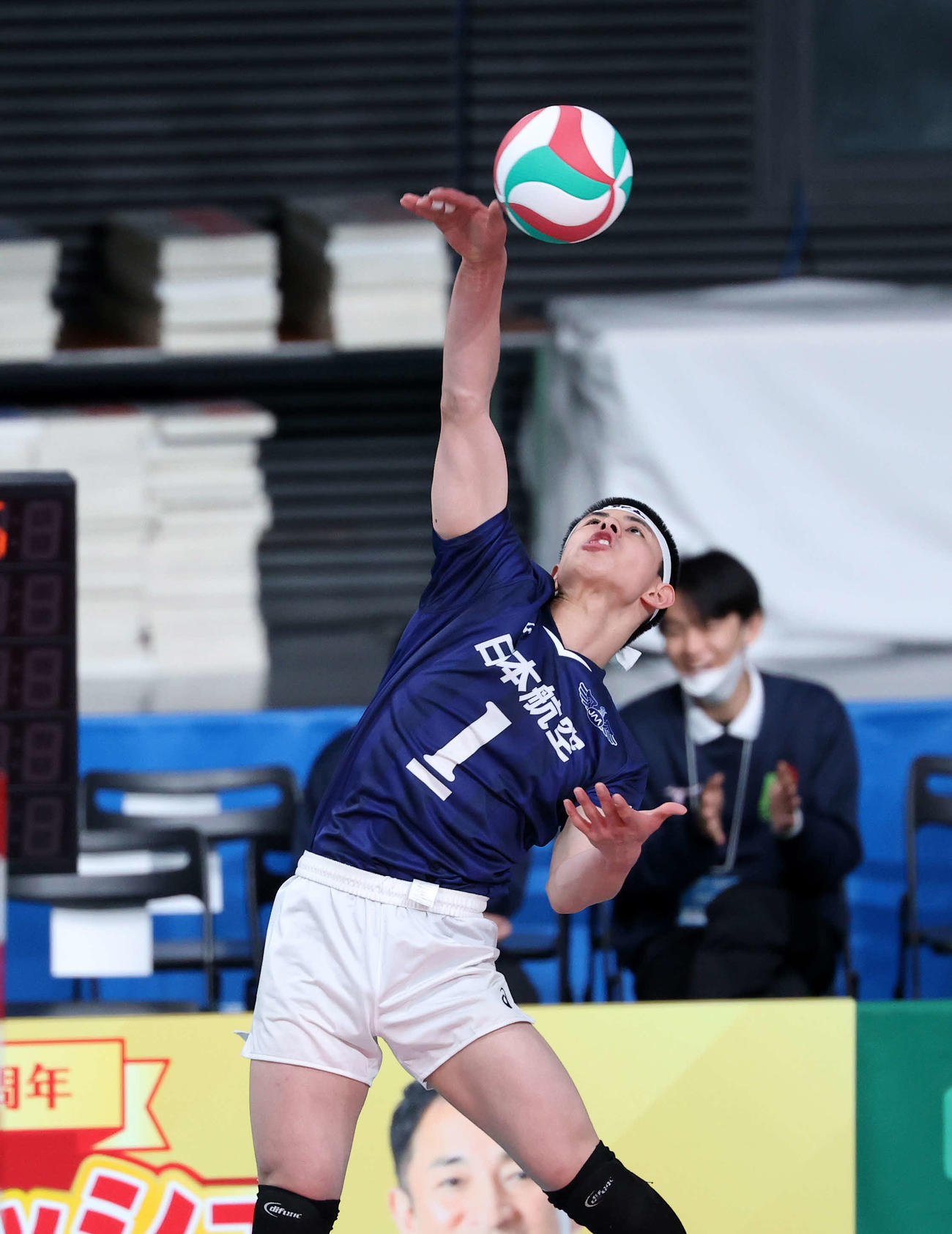 駿台学園対日本航空　第2セット、サーブを放つ日本航空・鈴木（撮影・鈴木正人）