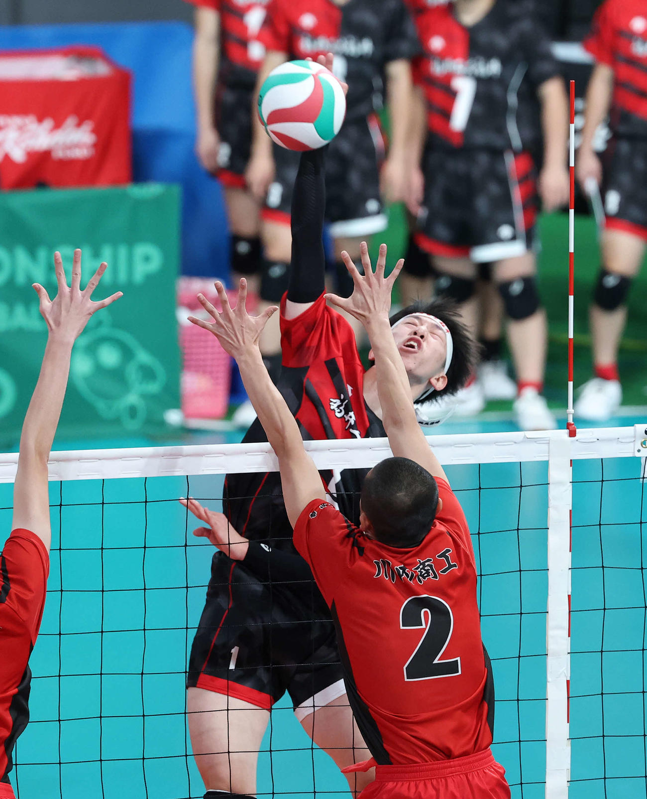 川内商工対福井工大福井　第1セット、スパイクを放つ福井工大福井・能美（撮影・鈴木正人）