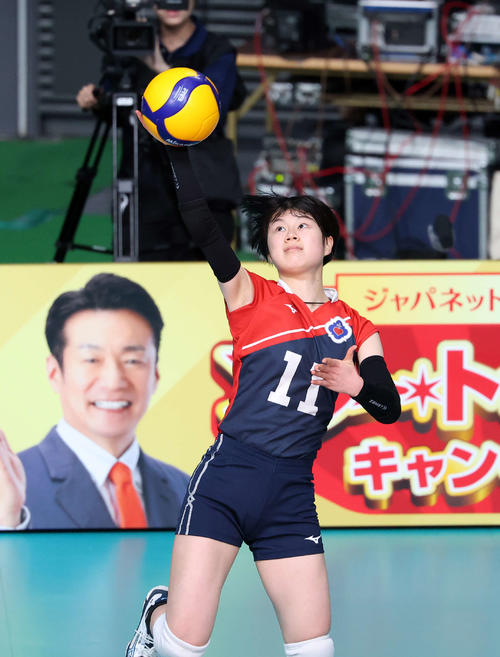 福井工大福井対熊本信愛女学院　第1セット、サーブを放つ熊本信愛女学院・安達（撮影・鈴木正人）