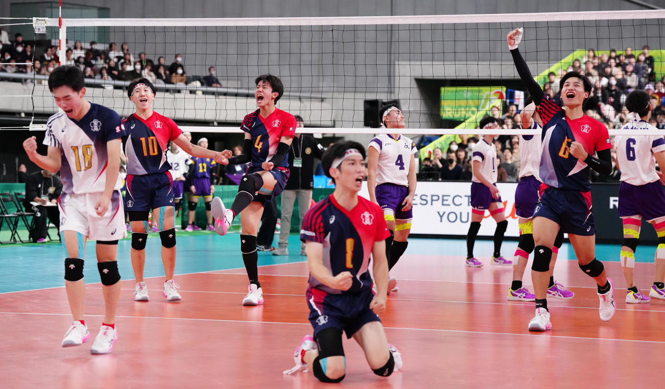 雄物川対東山　雄物川に勝利し決勝進出を決め、雄たけびをあげる岩田（左から3人目）ら東山の選手たち（撮影・鈴木みどり）