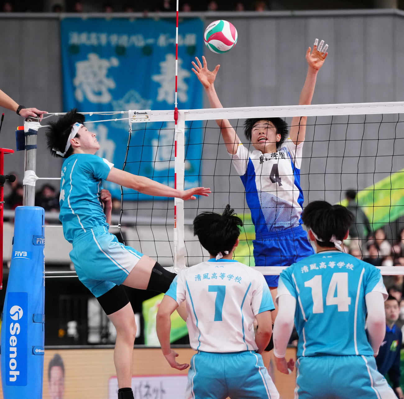 駿台学園対清風　第3セット、スパイクを決める清風・尾崎（左）（撮影・鈴木みどり）
