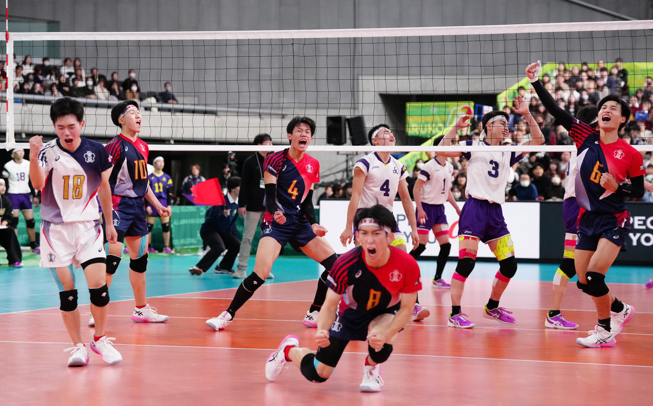 雄物川対東山　雄物川に勝利し決勝進出を決め、雄たけびをあげる岩田（左から3人目）ら東山の選手たち（撮影・鈴木みどり）