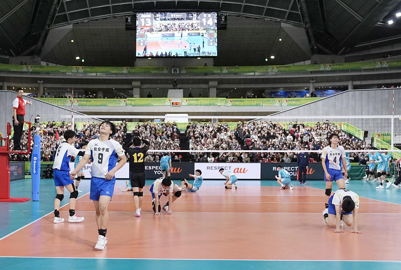 清風に競り負け、4連覇を逃した駿台学園の選手たち（共同）