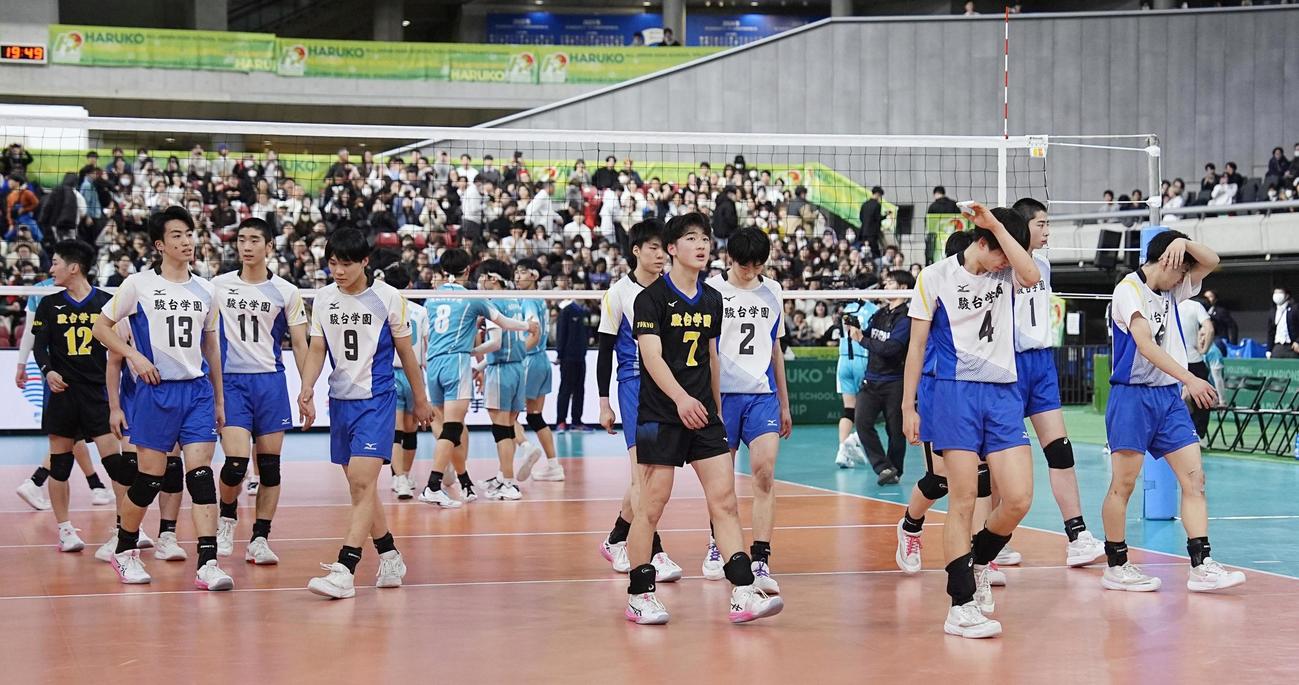 清風に競り負け、4連覇を逃した駿台学園の選手たち（共同）