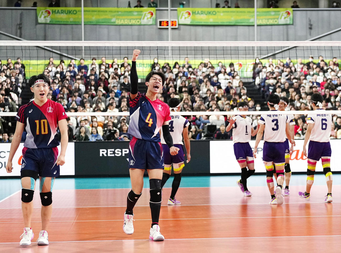 雄物川を破って決勝進出を決め、喜ぶ東山・岩田（左から2人目、共同）