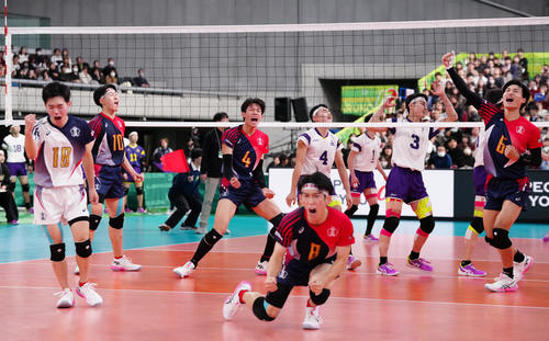 雄物川対東山 雄物川に勝利し決勝進出を決め、雄たけびをあげる岩田(左から3人目)ら東山の選手たち(撮影・鈴木みどり)