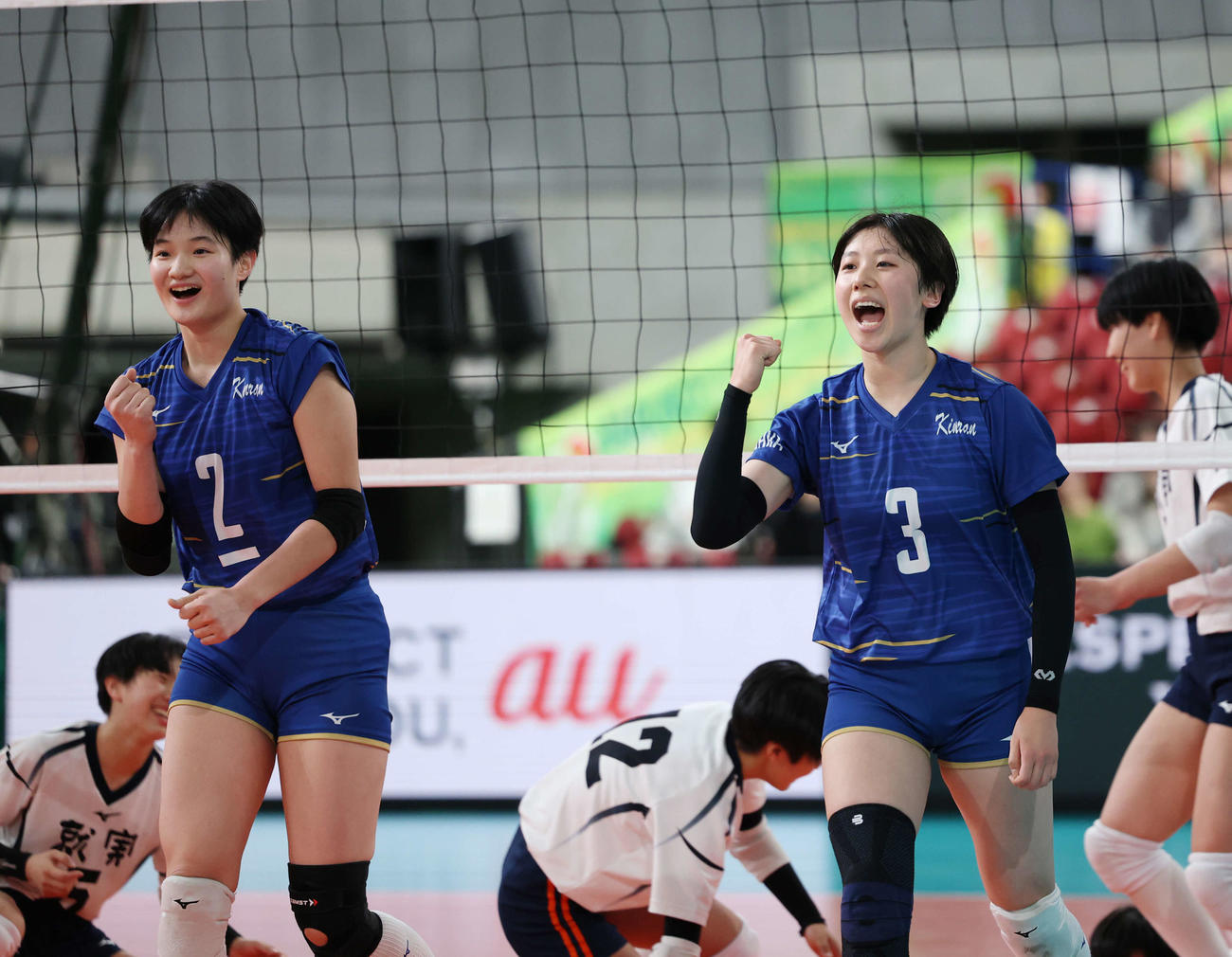金蘭会対就実　第3セット、就実のスパイクをブロックし喜ぶ金蘭会・丹山（右）と馬場（撮影・増田悦実）