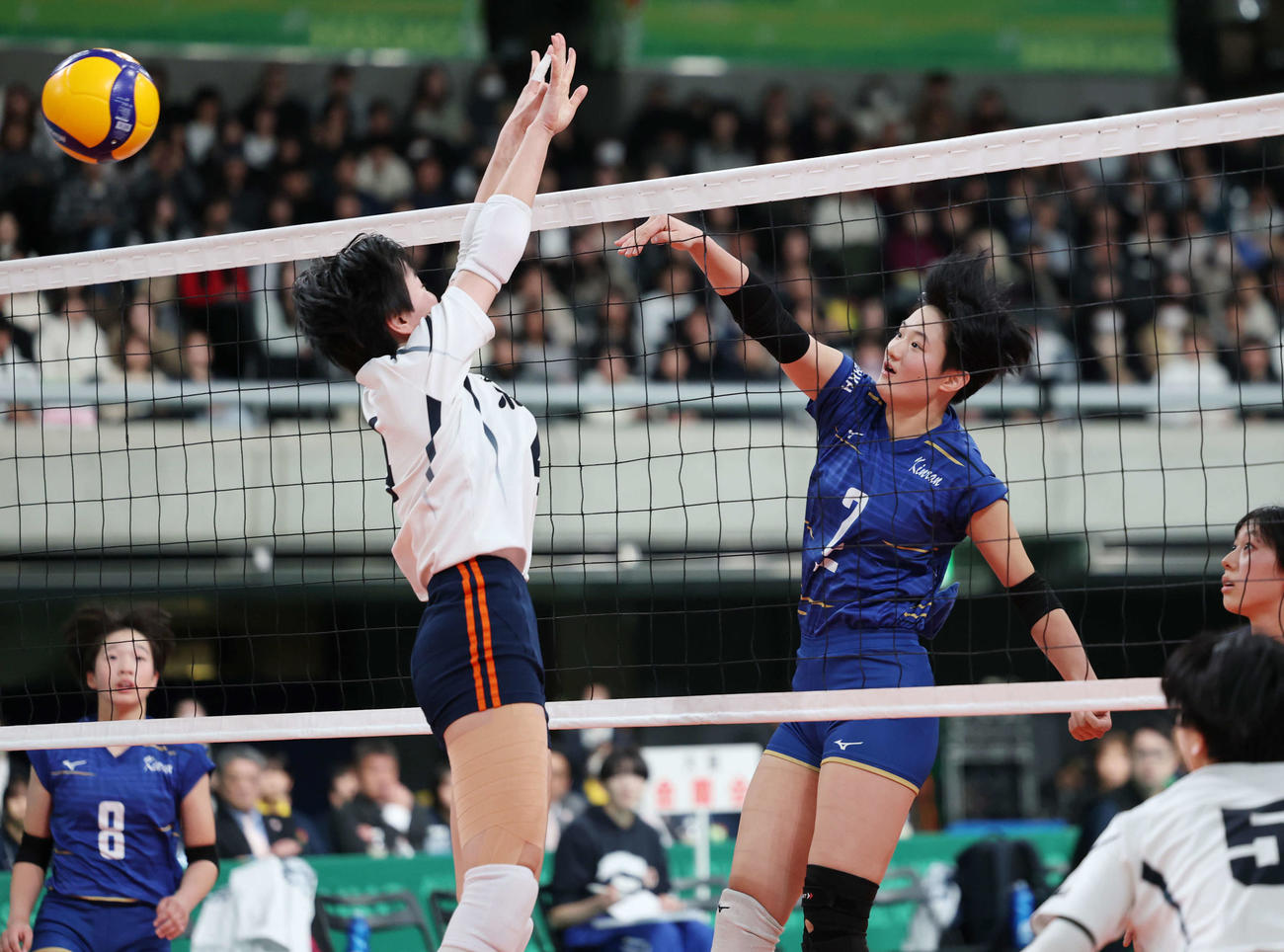 金蘭会対就実　第3セット、スパイクを放つ金蘭会・馬場（撮影・増田悦実）