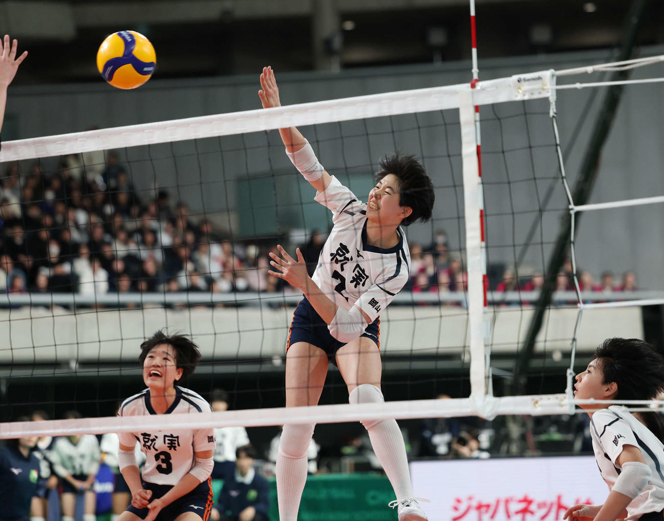 金蘭会対就実　第1セット、スパイクを放つ就実・石田（撮影・増田悦実）