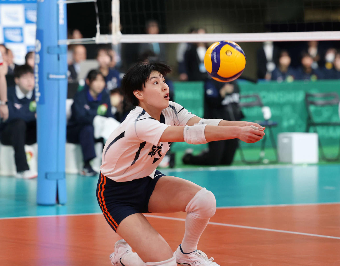 金蘭会対就実　第2セット、トスを上げる就実・吉本（撮影・増田悦実）