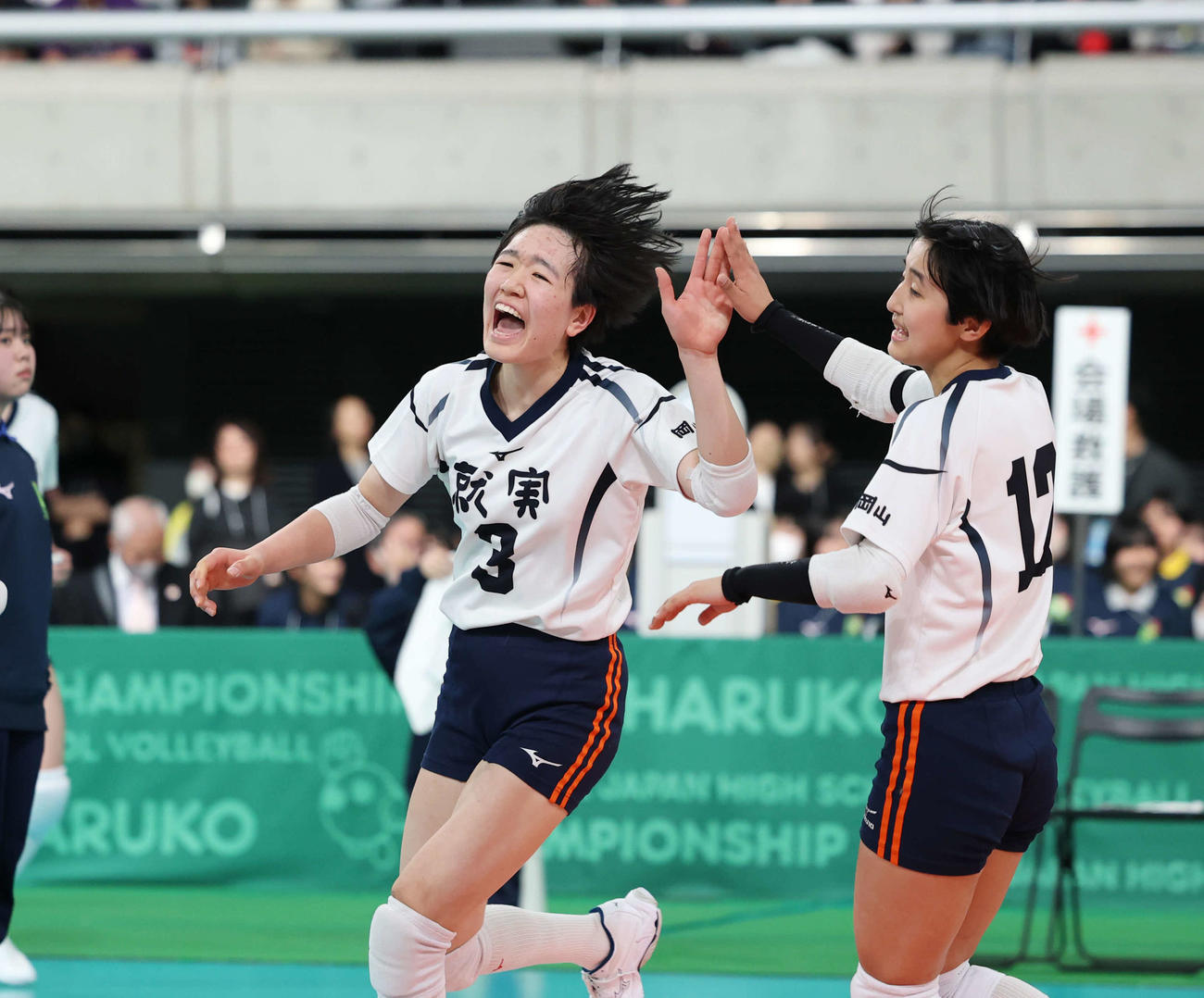 金蘭会対就実　第2セット、スパイクを決め喜ぶ就実・牛田（撮影・増田悦実）