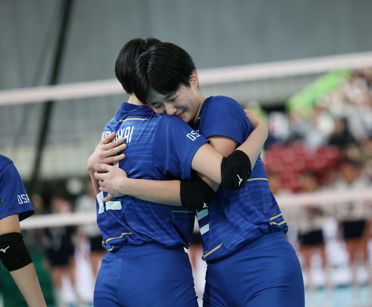 金蘭会対就実　優勝し金蘭会・西村（左）と抱き合って喜ぶ馬場（撮影・増田悦実）