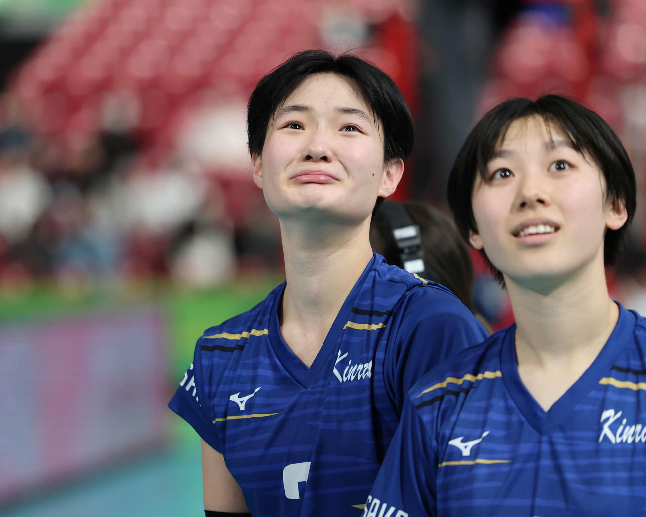 金蘭会対就実　優勝し、池条監督のインタビューを聞きながら目に涙をためる金蘭会・馬場（撮影・増田悦実）