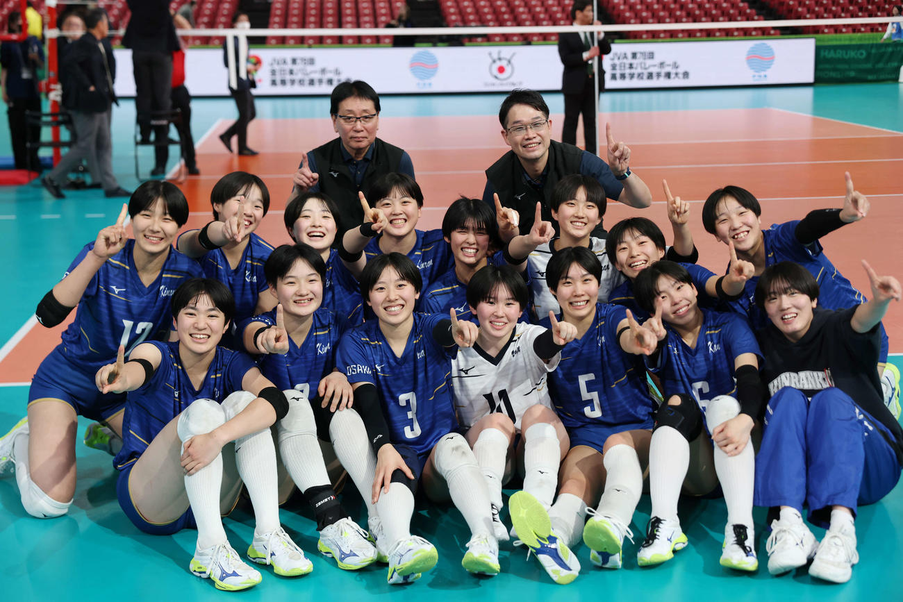 金蘭会対就実　優勝し笑顔で「1」ポーズをする金蘭会の選手たち（撮影・増田悦実）