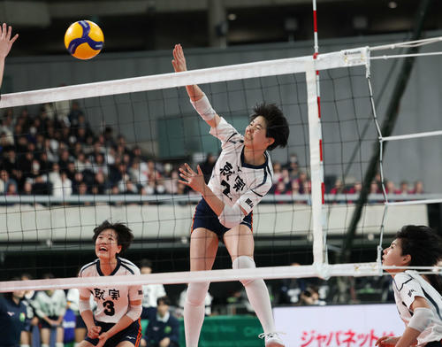 金蘭会対就実　第1セット、スパイクを放つ就実・石田（撮影・増田悦実）