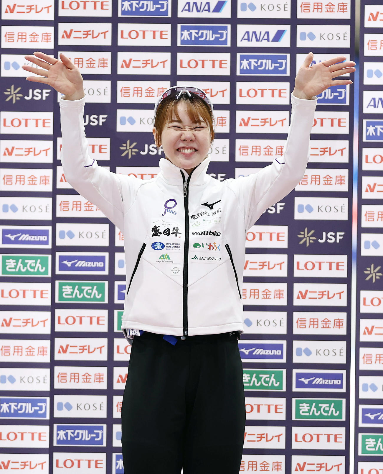 女子500メートルで優勝し、表彰式で笑顔で手を振る吉田（撮影・前田充）