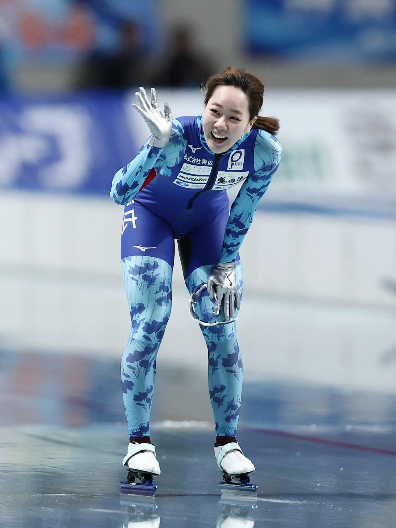 女子500メートルで優勝し、笑顔で手を振る吉田（撮影・前田充）