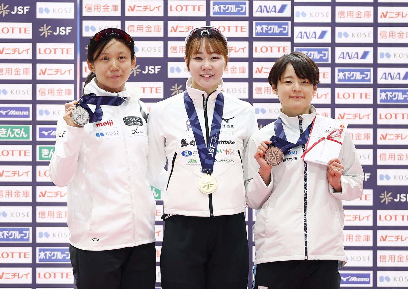 女子500メートルで優勝し、表彰式で笑顔を見せる吉田（中央）。左は2位の高木、右は3位の山田（撮影・前田充）