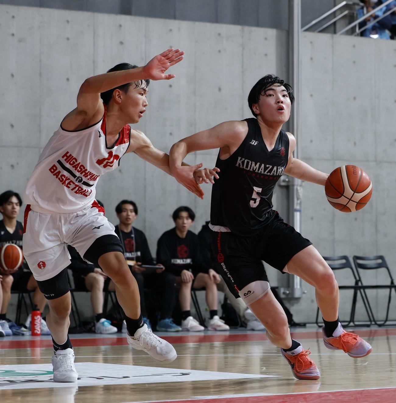 東山対駒大苫小牧　第2Q、ドリブルで仕掛ける駒大苫小牧・遠藤（右）（撮影・山本朝陽）