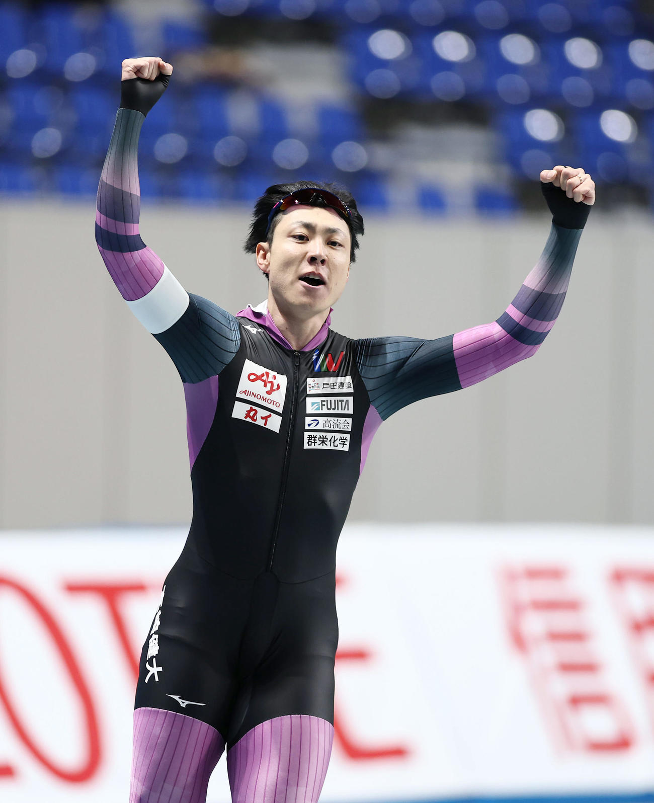男子500メートルの滑走後、ガッツポーズする新濱（撮影・前田充）