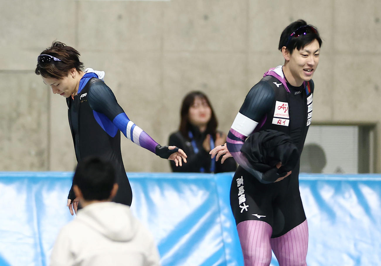 男子500メートルの滑走後、タッチを交わす森重（左）と新濱（撮影・前田充）