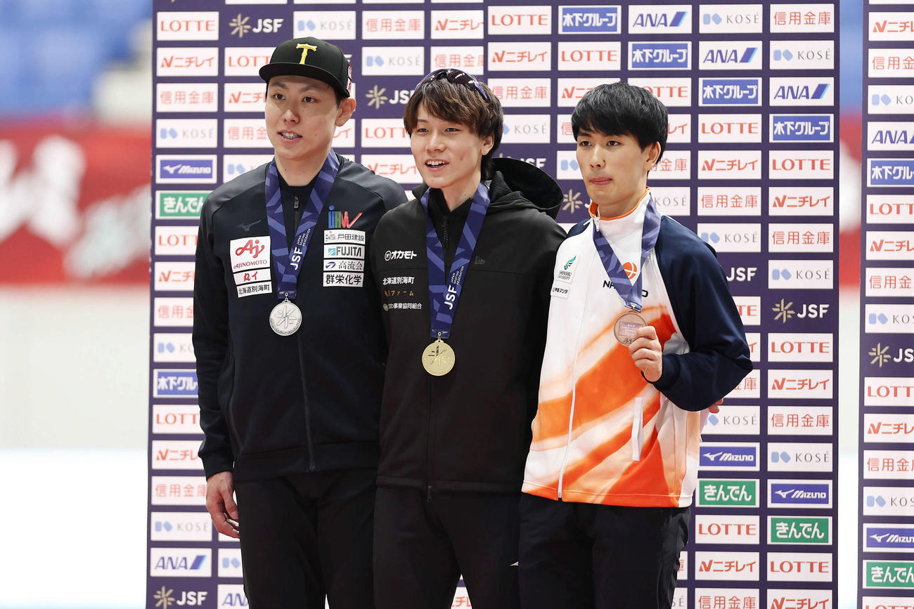 男子500メートルで優勝し、表彰式で笑顔を見せる森重（中央）。左は2位新濱、右は3位倉坪（撮影・前田充）