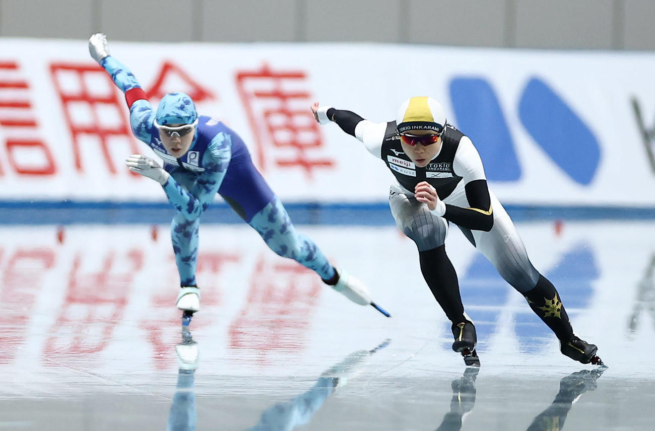女子500メートルで滑走する高木（右）と吉田（撮影・前田充）