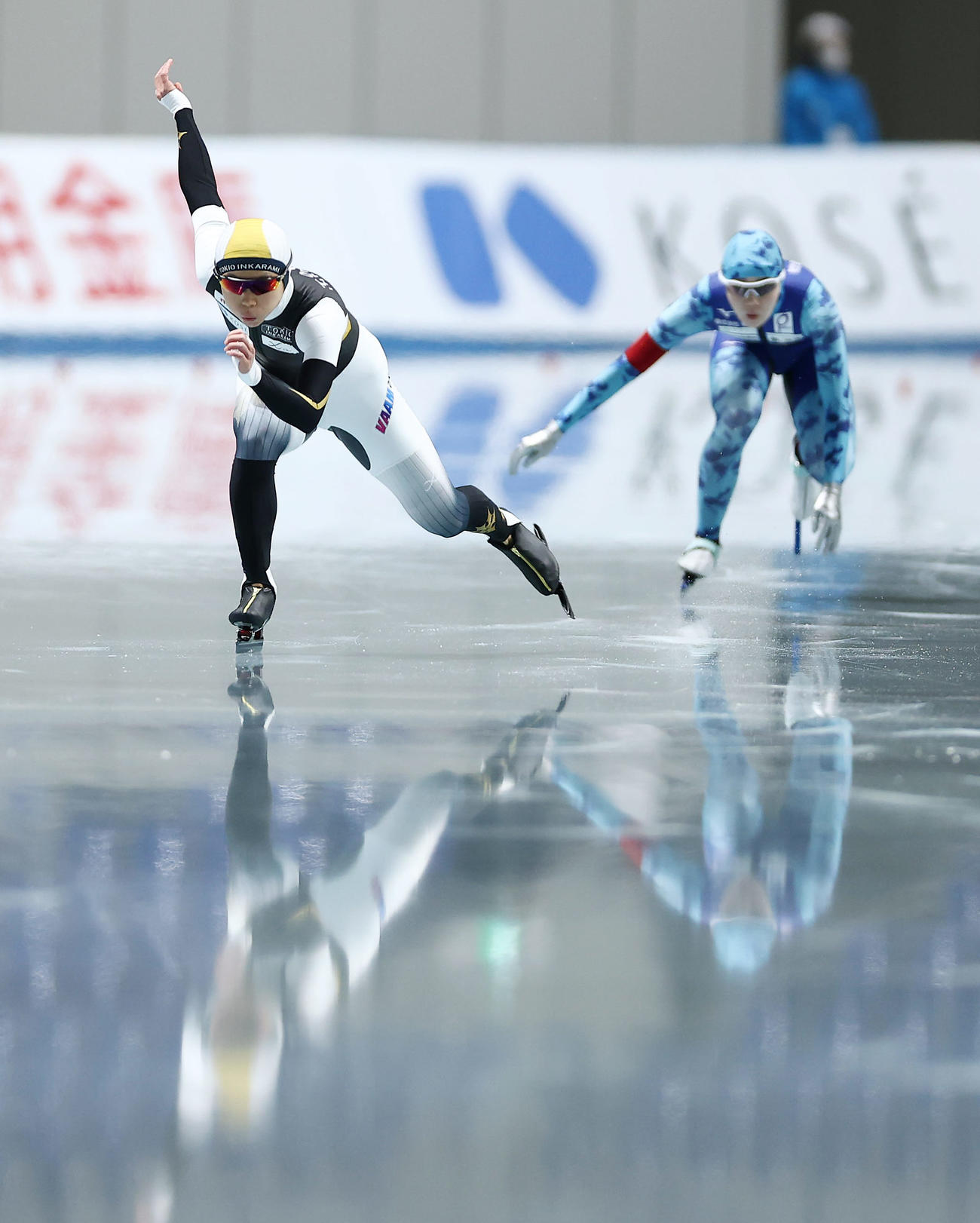 女子500メートルで滑走する高木（左）と吉田（撮影・前田充）
