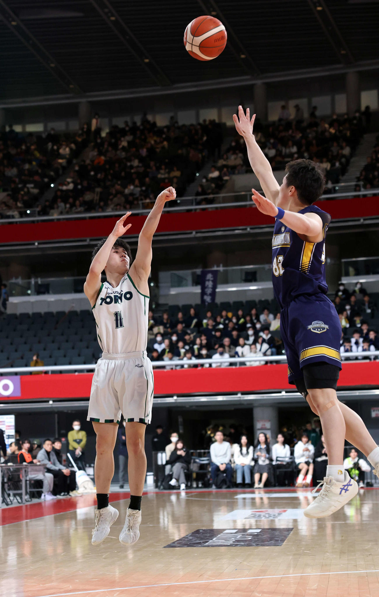 福島東稜対北陸学院　第2Q、シュートを放つ福島東稜・合原（左）（撮影・浅見桂子）