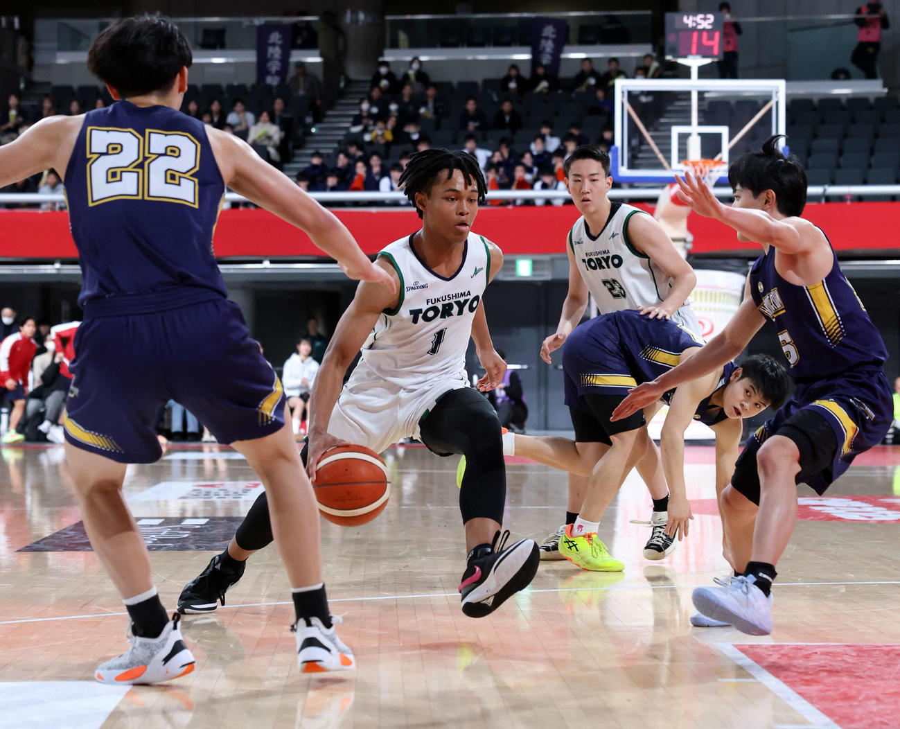 福島東稜対北陸学院　第2Q、気合いの表情でゴール前に持ち込む福島東稜・斎藤（左）（撮影・浅見桂子）