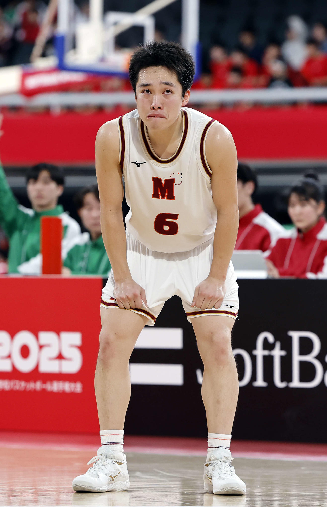 仙台大明成対帝京長岡　第4Q、試合中涙を浮かべ、唇をかみながら相手のフリースローを見守る仙台大明成・新井（撮影・山本朝陽）