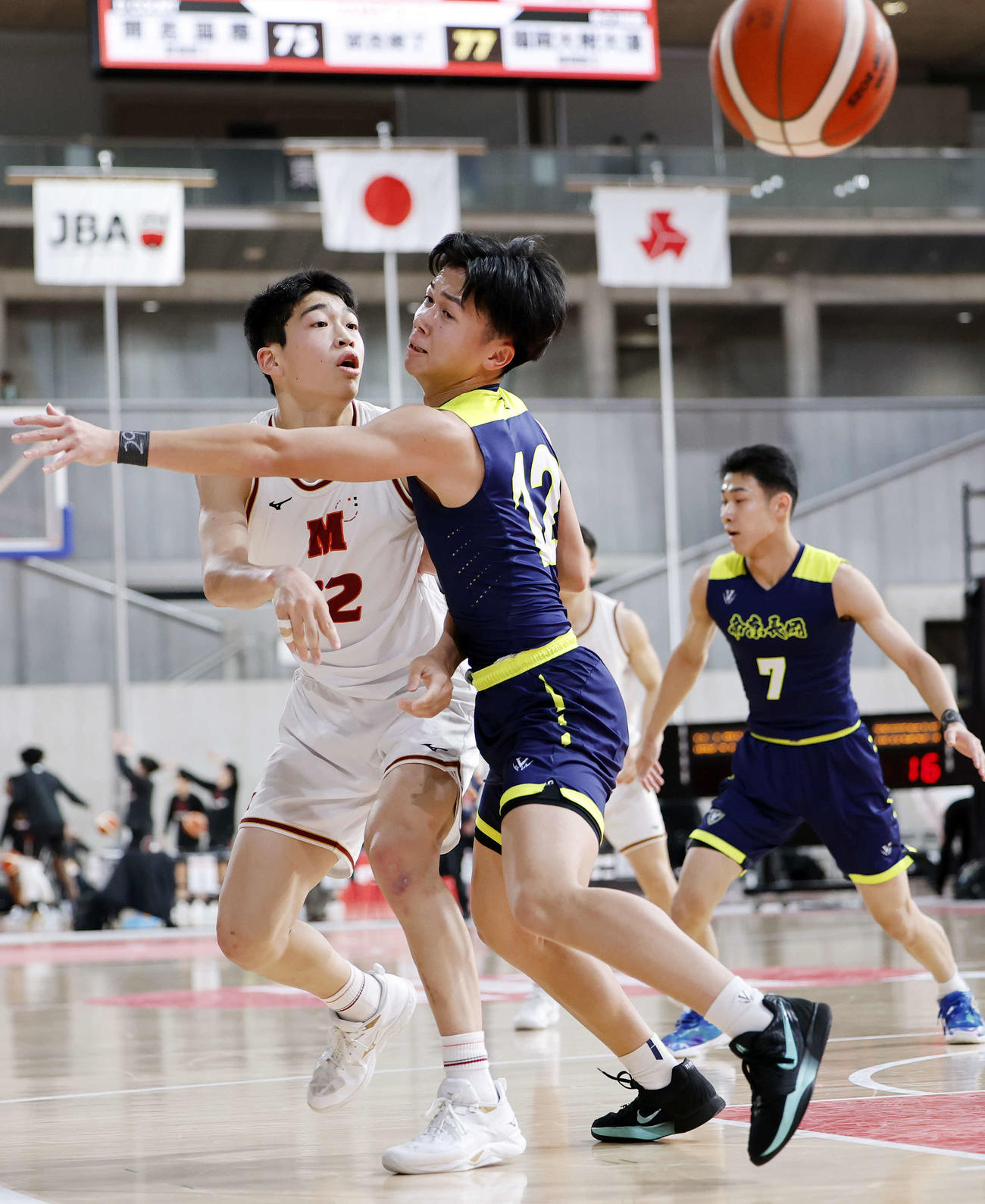 仙台大明成対帝京長岡　パスを出す仙台大明成・三浦（左）と守備をする帝京長岡・泉（撮影・山本朝陽）