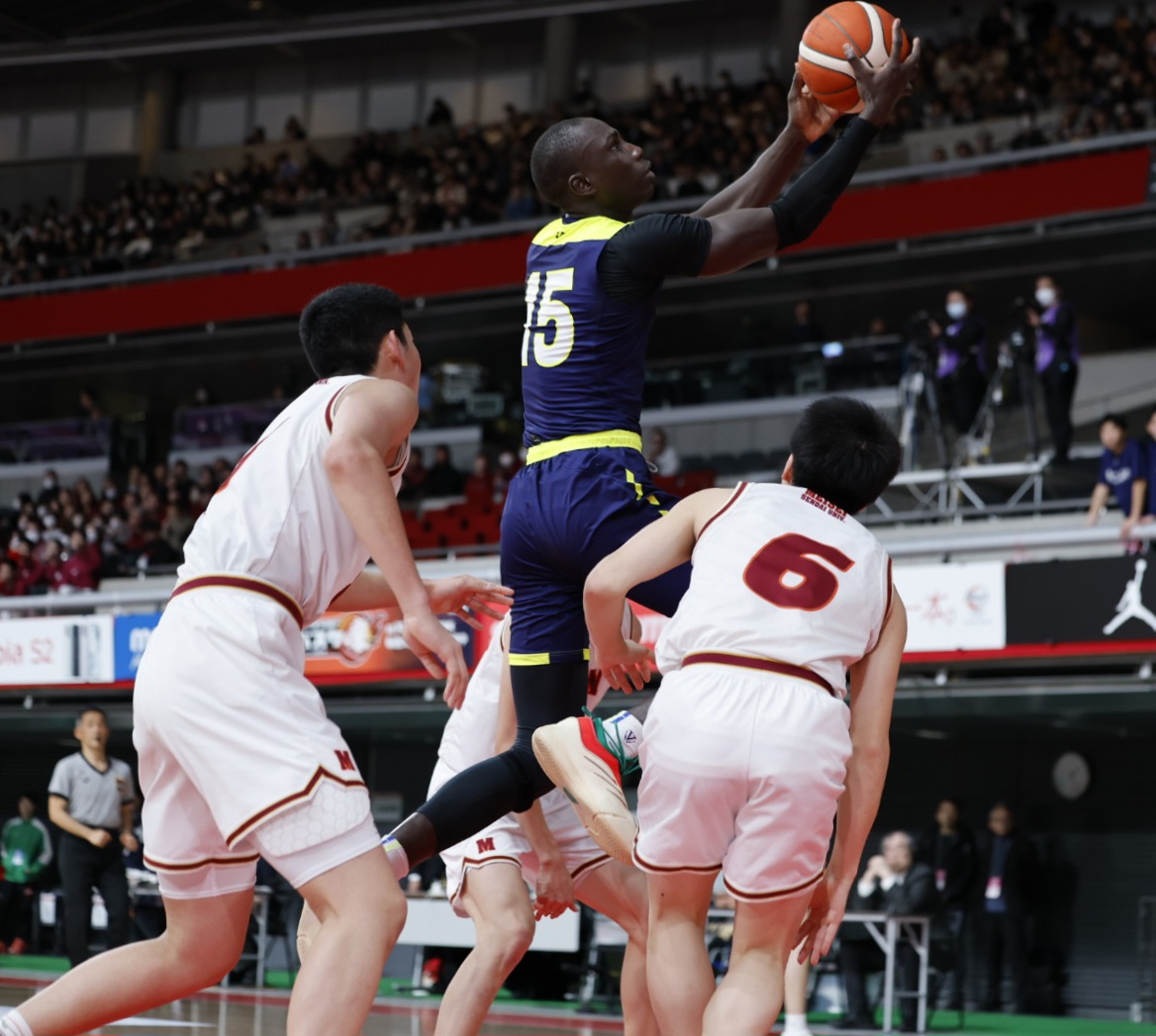 仙台大明成対帝京長岡　第2Q、シュートを放つ帝京長岡・マリック（中央）＝2025年12月26日