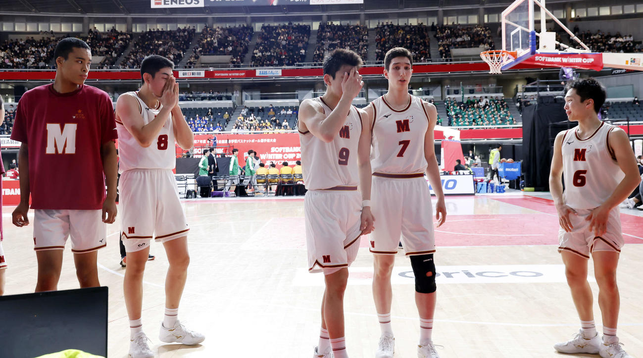 仙台大明成対帝京長岡　帝京長岡に敗れ、涙を流しながら、応援席にあいさつを行った仙台大明成（撮影・山本朝陽）