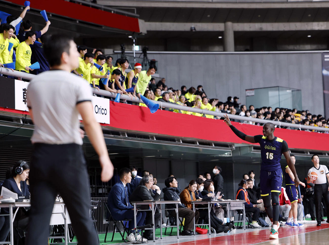 仙台大明成対帝京長岡　第4Q、勝利を確信し応戦席と喜ぶ帝京長岡・マリック（右）（撮影・山本朝陽）
