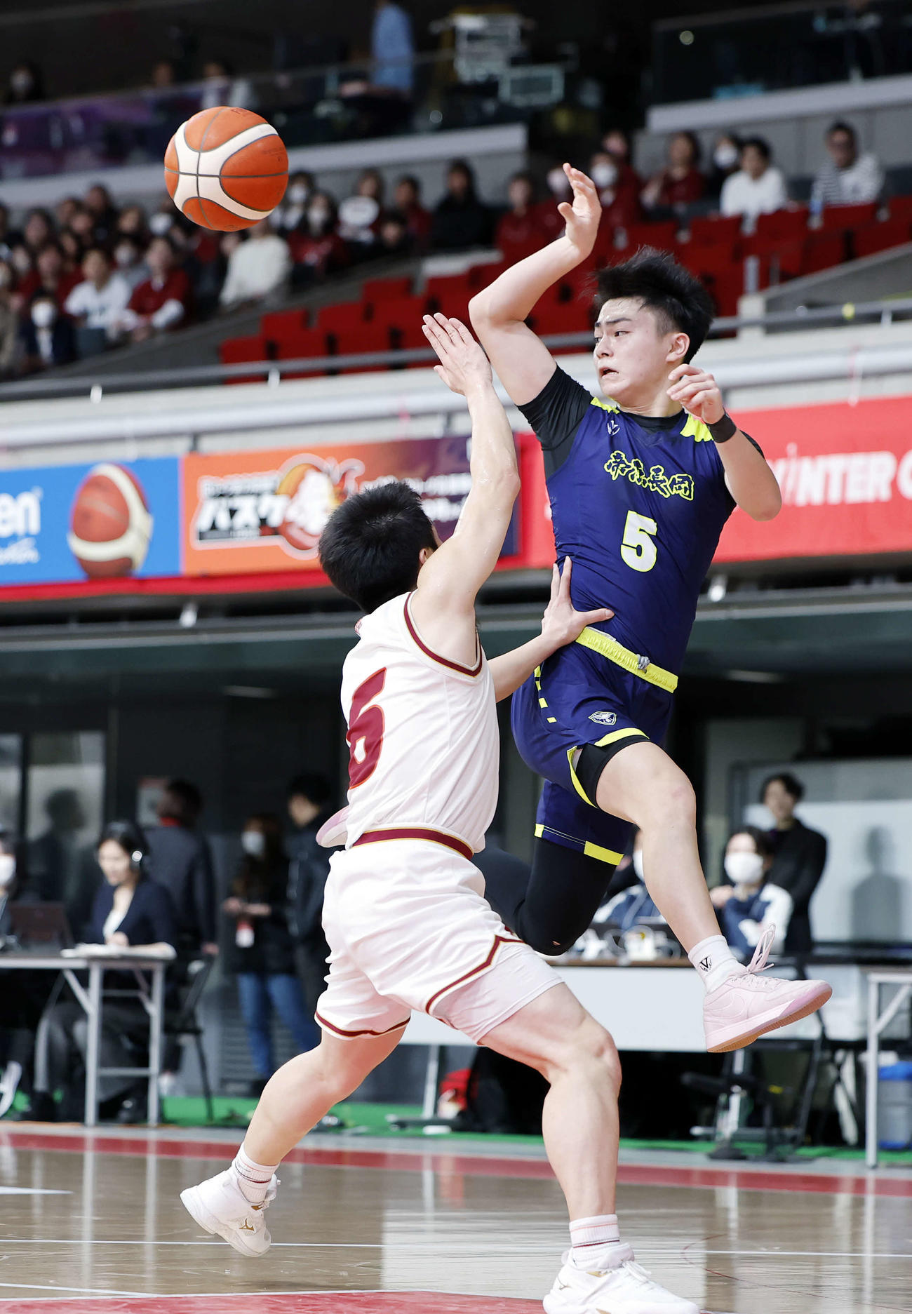 仙台大明成対帝京長岡　第2Q、パスを出す帝京長岡・佐藤（右）（撮影・山本朝陽）