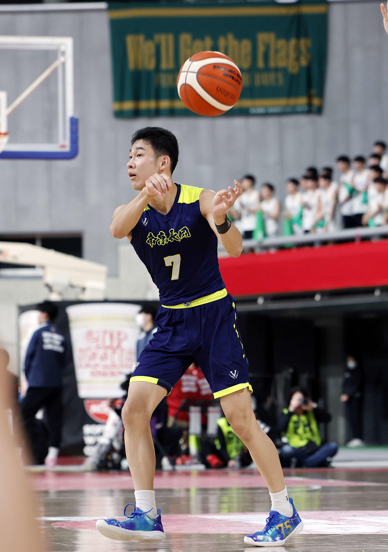 仙台大明成対帝京長岡　第2Q、ノールックパスを出す帝京長岡・赤沢（撮影・山本朝陽）