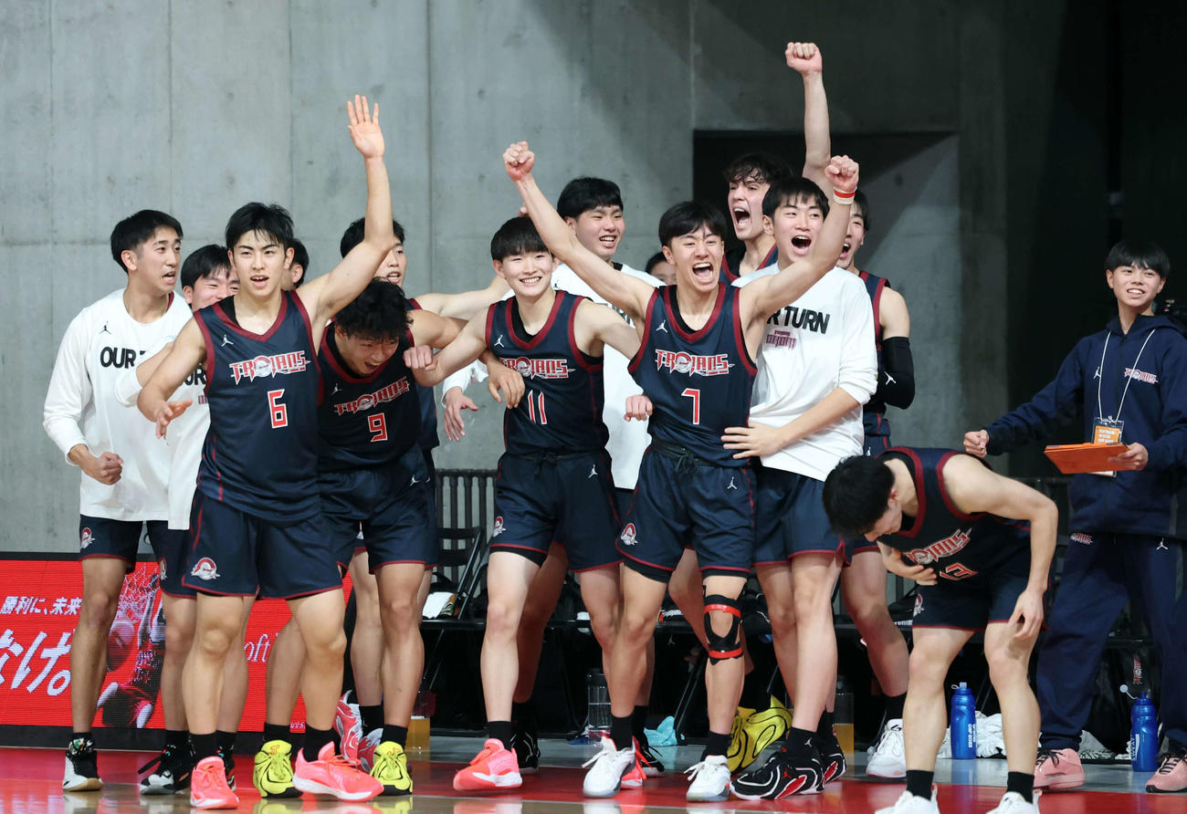 福岡大大濠対開志国際　僅差のゲームを制して準々決勝進出を決め喜ぶ福岡大大濠の選手たち（撮影・浅見桂子）