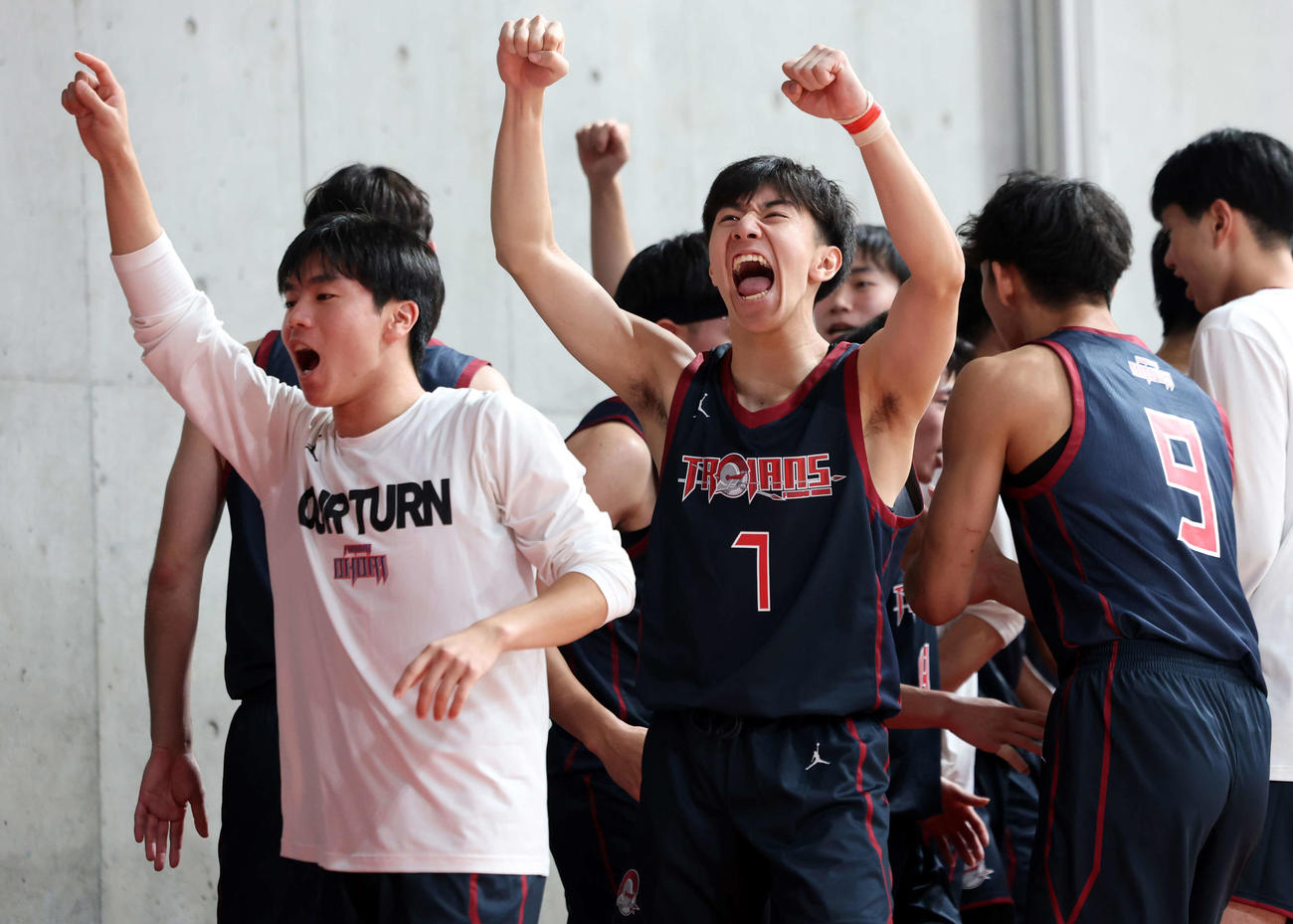 福岡大大濠対開志国際　勝利を確信し、スタンドに雄たけびを上げてガッツポーズする福岡大大濠・村上（右）ら（撮影・浅見桂子）