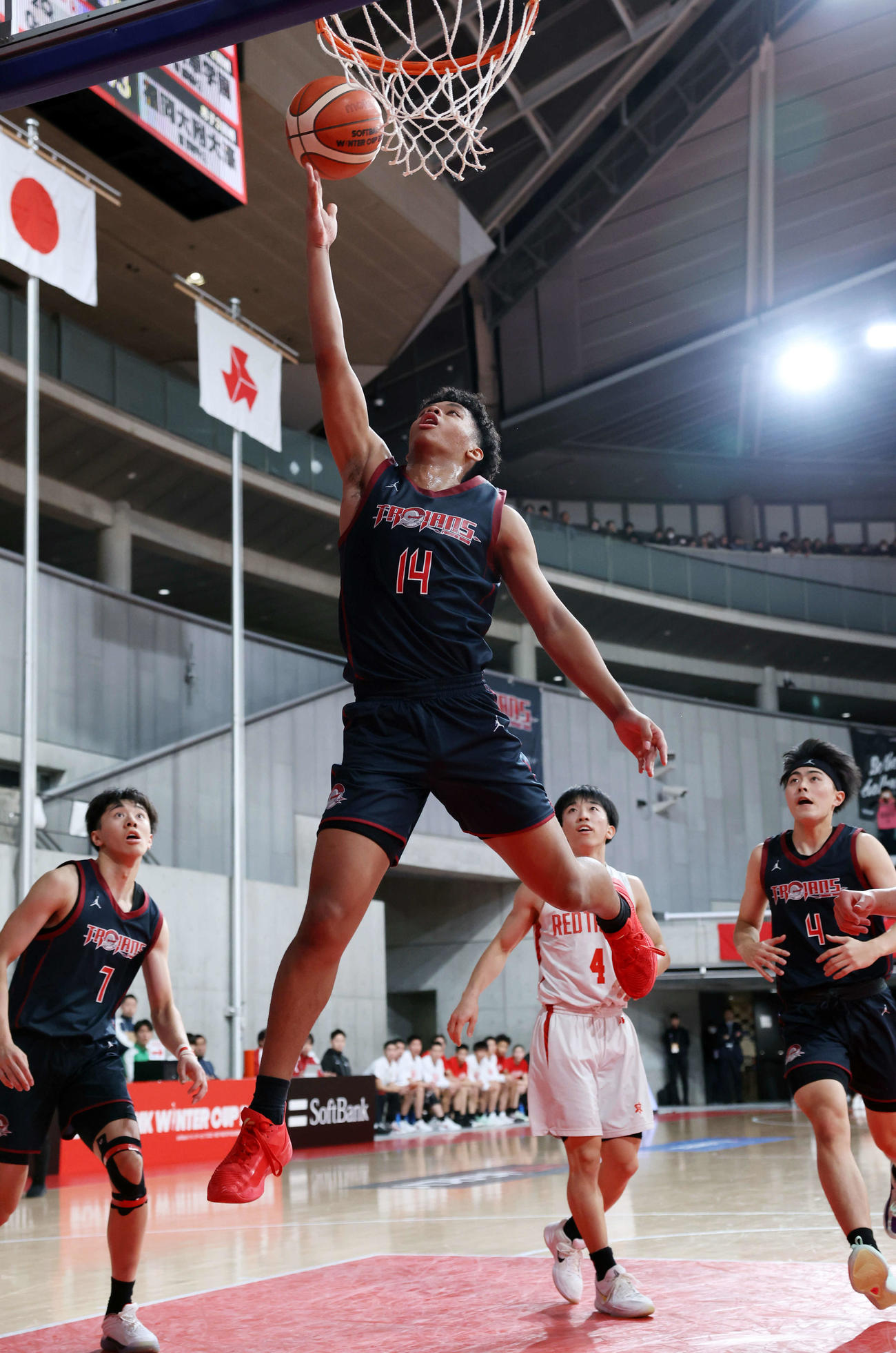 福岡大大濠対開志国際　第2Q、シュートを決める福岡大大濠・本田（撮影・浅見桂子）