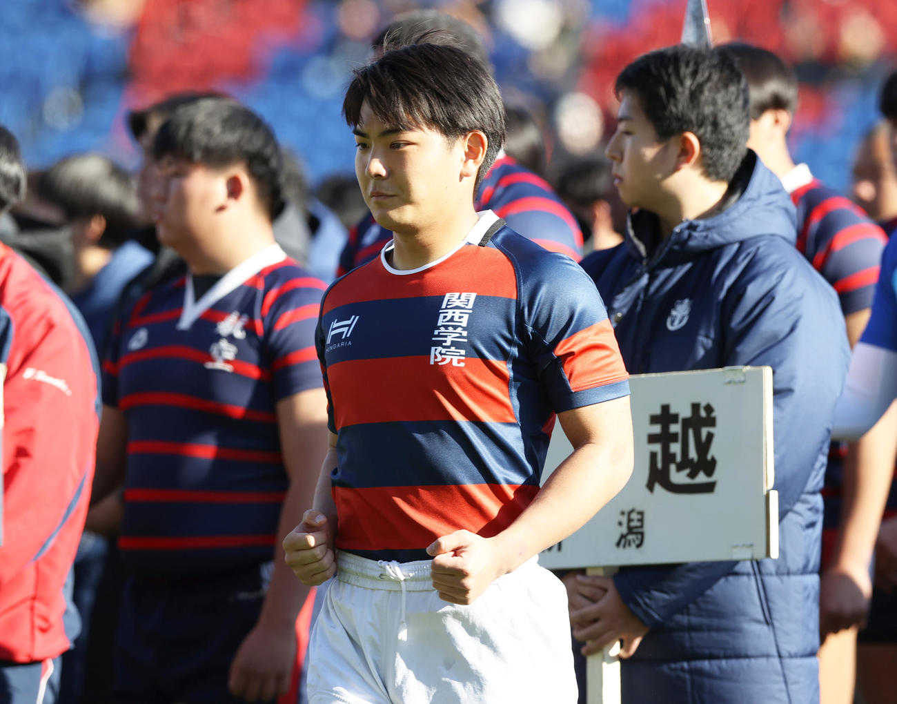 開会式で選手宣誓に向かう関西学院の西浦主将（撮影・上山淳一）