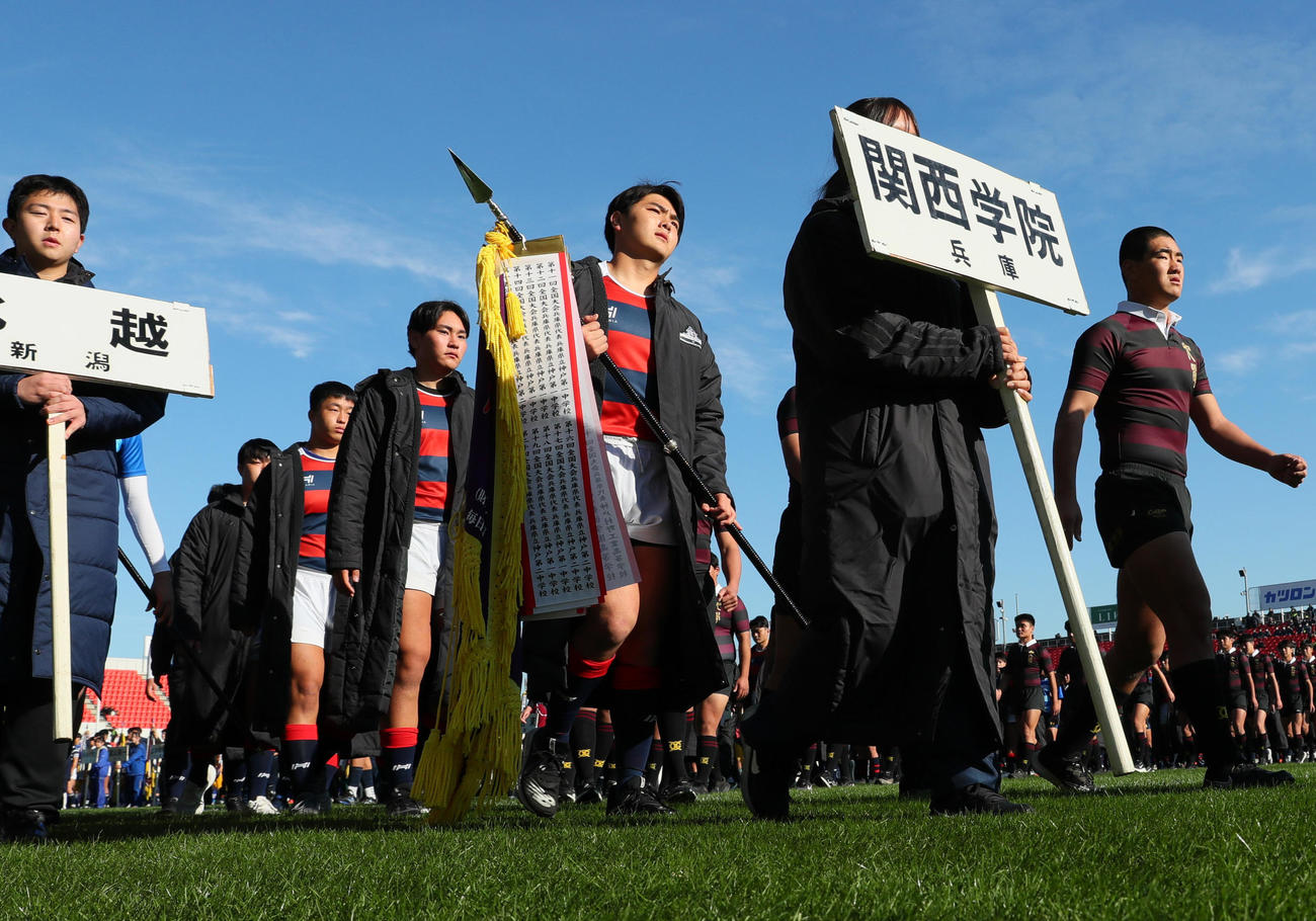 開会式で選手宣誓をした関西学院の西浦主将（中央）（撮影・上山淳一）
