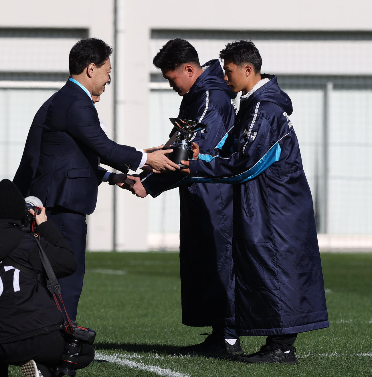 開会式で準優勝トロフィーを返還する東海大大阪仰星の選手ら（撮影・上山淳一）
